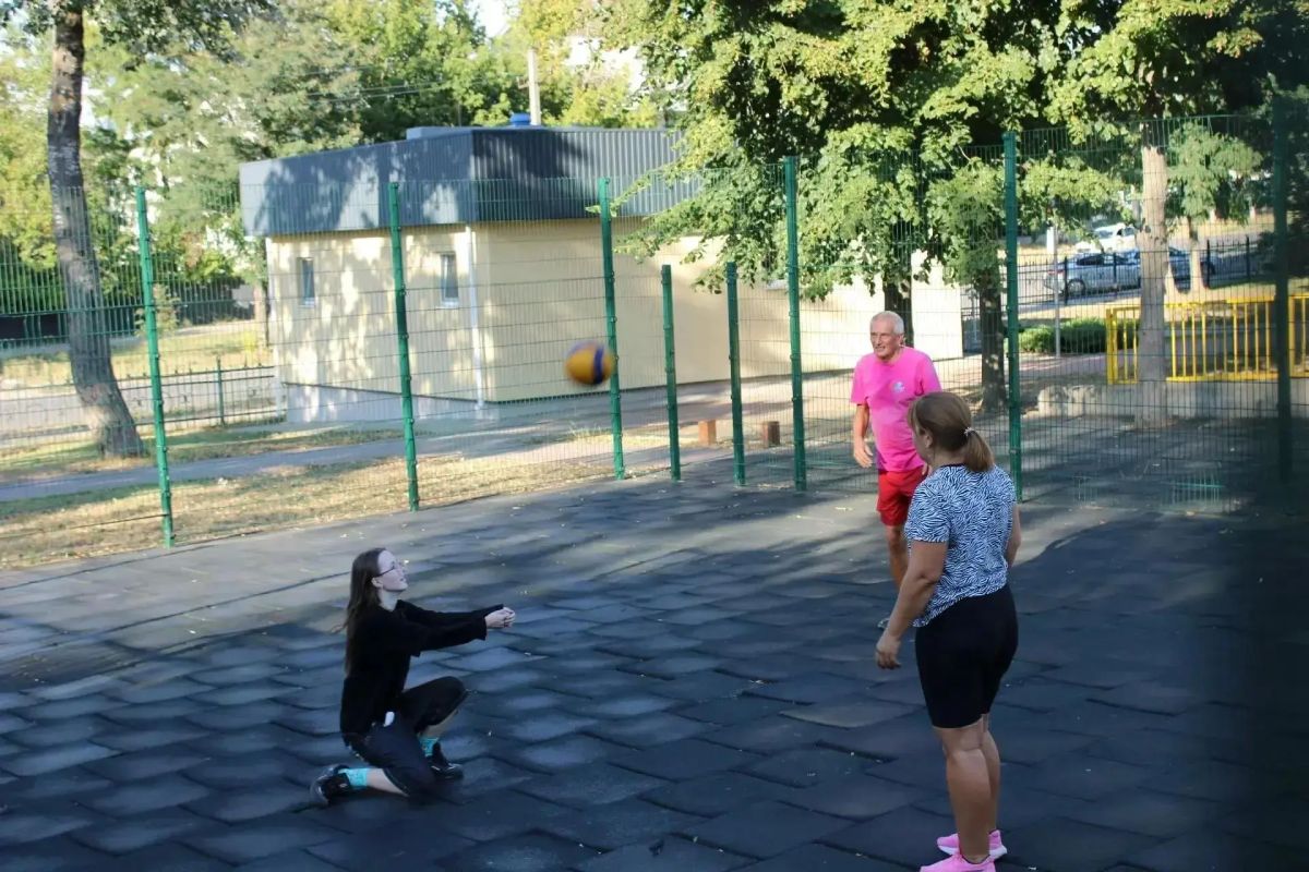 Мариупольцы продолжают заниматься спортом на свежем воздухе Мариупольцы продолжают заниматься спортом на свежем воздухе