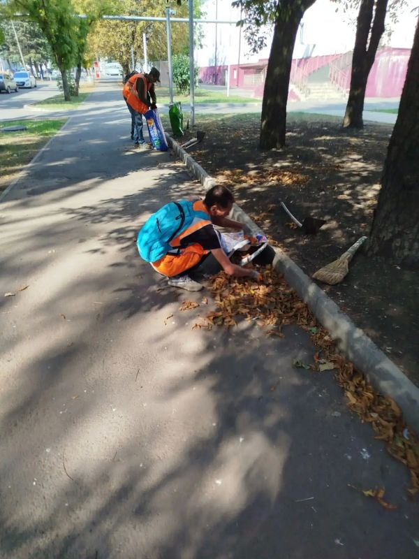 Коммунальщики Снежного продолжают благоустраивать территории общего пользования Коммунальщики Снежного продолжают благоустраивать территории общего пользования