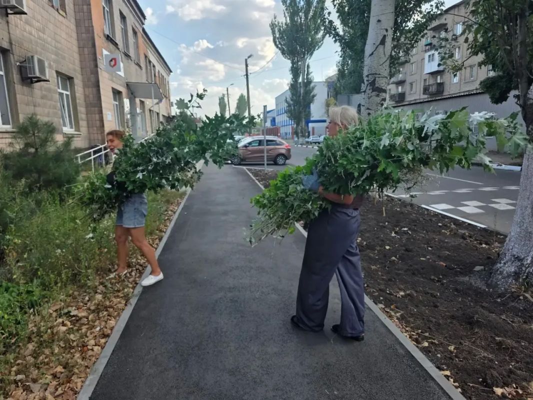 Филиал 29 принял участие в субботнике по облагораживанию территории ко Дню города Дебальцево Филиал 29 принял участие в субботнике по облагораживанию территории ко Дню города Дебальцево