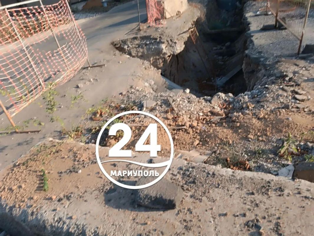 На улице Зелинского в Мариуполе меняют тротуар и подземные коммуникации
