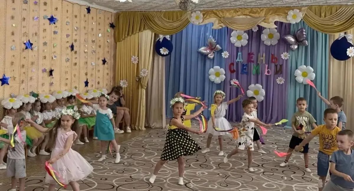 Лариса Толстыкина: Наша задача — создавать в детских садах условия, в которых каждому малышу будет интересно учиться, играть и раскрывать свои способности Лариса Толстыкина: Наша задача — создавать в детских садах условия, в которых каждому малышу будет интересно учиться, играть и раскрывать свои способности