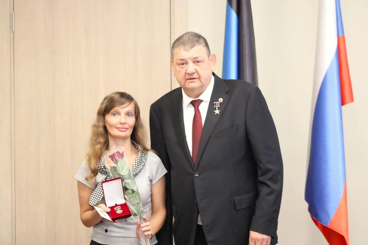 Иван Приходько: Сегодня, 4 сентября, в преддверии Дня города, мы чествуем горловчан, которые на протяжении многих лет ковали славу нашей малой Родины, создавали её трудовую историю, развивали промышленность, медицину... Иван Приходько: Сегодня, 4 сентября, в преддверии Дня города, мы чествуем горловчан, которые на протяжении многих лет ковали славу нашей малой Родины, создавали её трудовую историю, развивали промышленность, медицину...