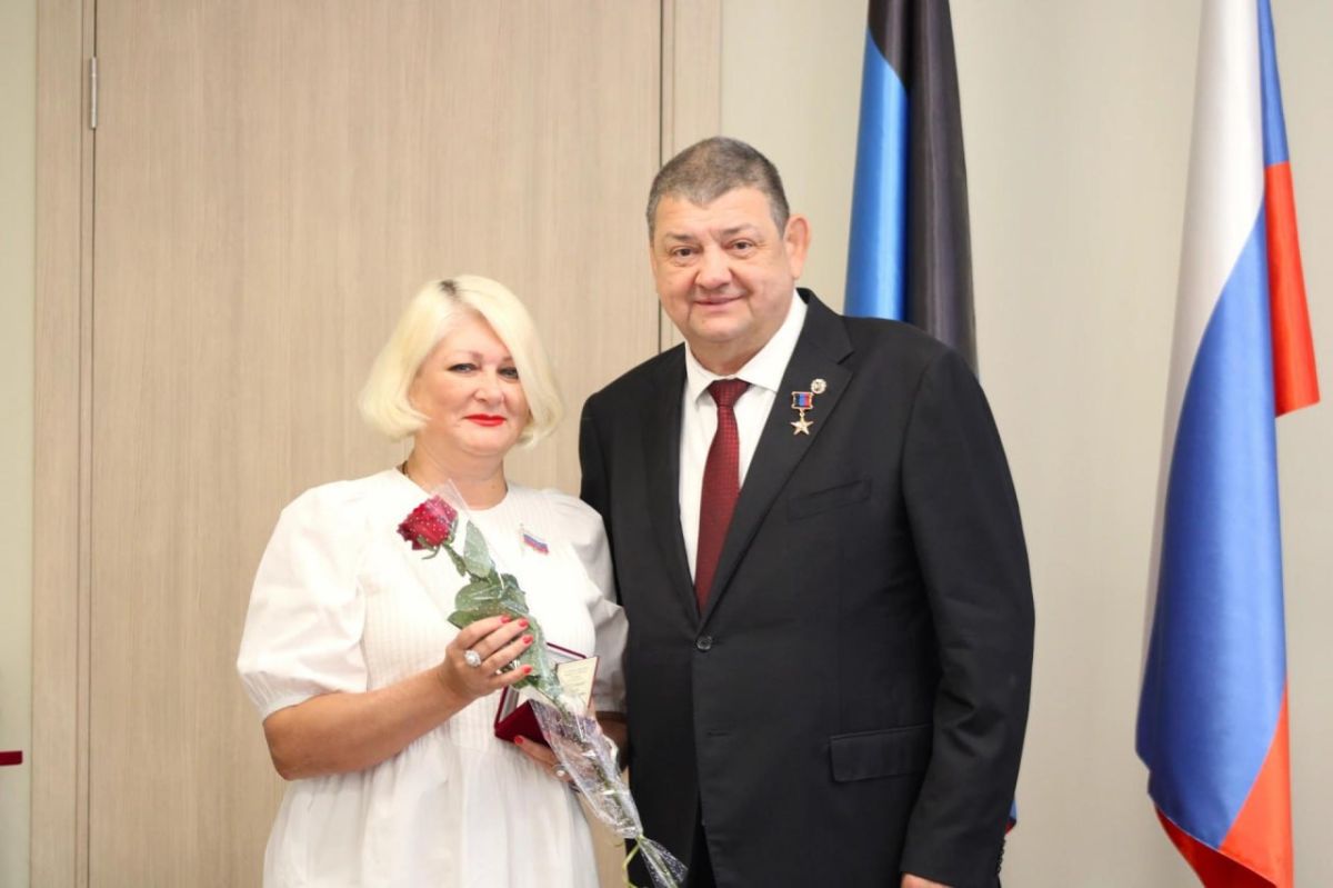 Иван Приходько: Сегодня, 4 сентября, в преддверии Дня города, мы чествуем горловчан, которые на протяжении многих лет ковали славу нашей малой Родины, создавали её трудовую историю, развивали промышленность, медицину... Иван Приходько: Сегодня, 4 сентября, в преддверии Дня города, мы чествуем горловчан, которые на протяжении многих лет ковали славу нашей малой Родины, создавали её трудовую историю, развивали промышленность, медицину...