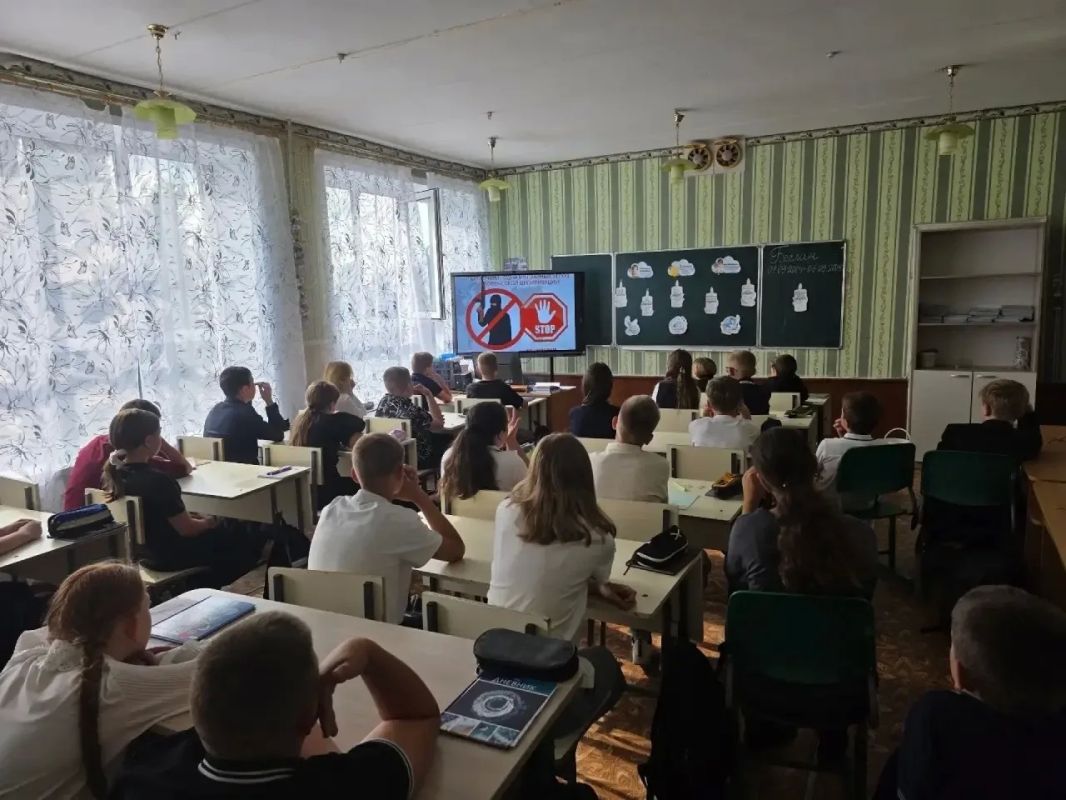 В школе №11 прошел круглый стол «День солидарности в борьбе с терроризмом В школе №11 прошел круглый стол «День солидарности в борьбе с терроризмом