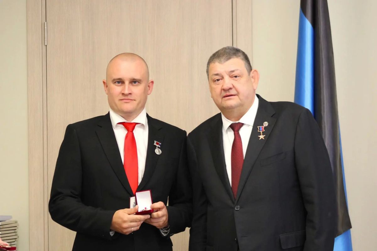 Иван Приходько: Сегодня, 4 сентября, в преддверии Дня города, мы чествуем горловчан, которые на протяжении многих лет ковали славу нашей малой Родины, создавали её трудовую историю, развивали промышленность, медицину... Иван Приходько: Сегодня, 4 сентября, в преддверии Дня города, мы чествуем горловчан, которые на протяжении многих лет ковали славу нашей малой Родины, создавали её трудовую историю, развивали промышленность, медицину...