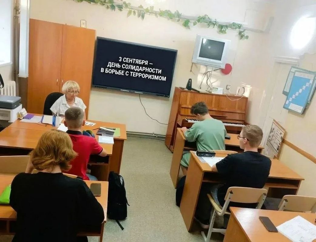В детских школах искусств Мариуполя почтили память жертв терроризма
