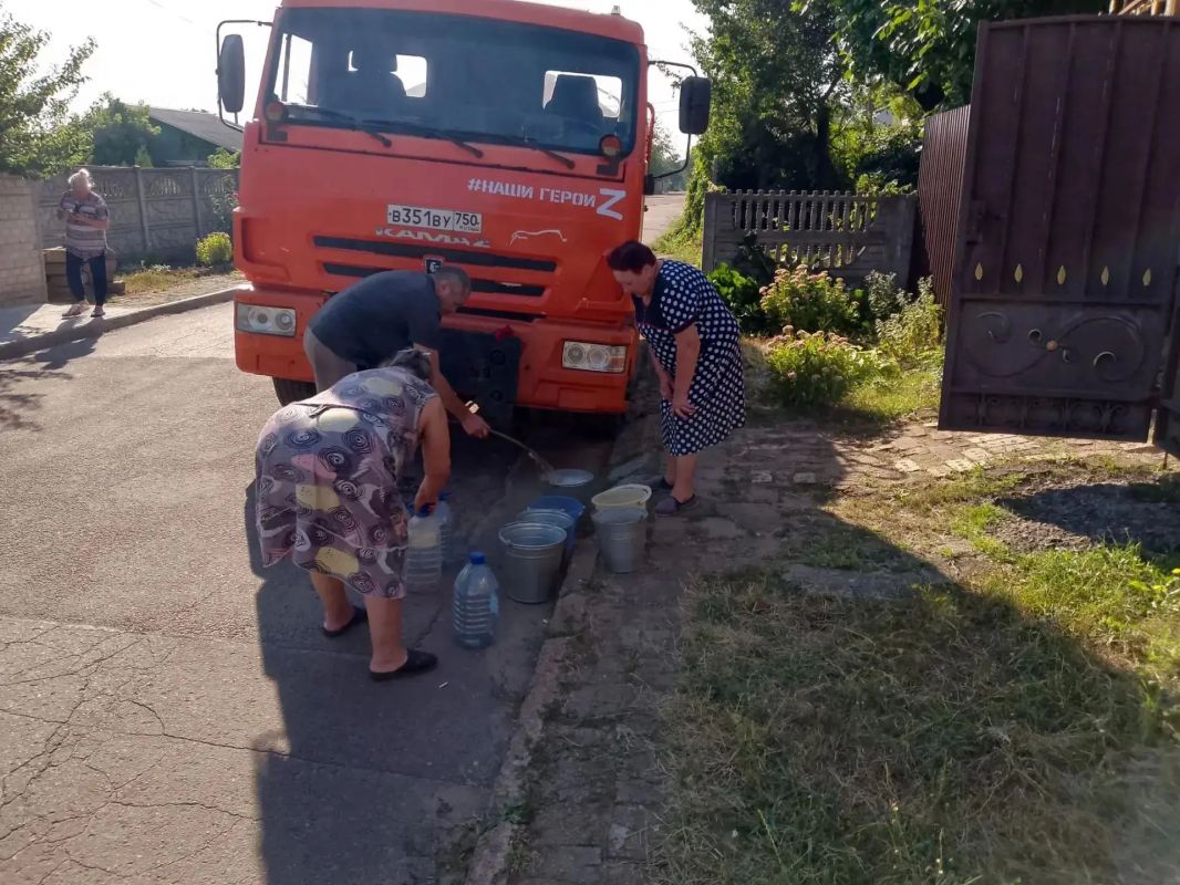 В Кировском внутригородском районе при поддержке региона-шефа Московская область продолжается подвоз воды для жителей домов, в которые в установленный графиком день не поступила вода В Кировском внутригородском районе при поддержке региона-шефа Московская область продолжается подвоз воды для жителей домов, в которые в установленный графиком день не поступила вода