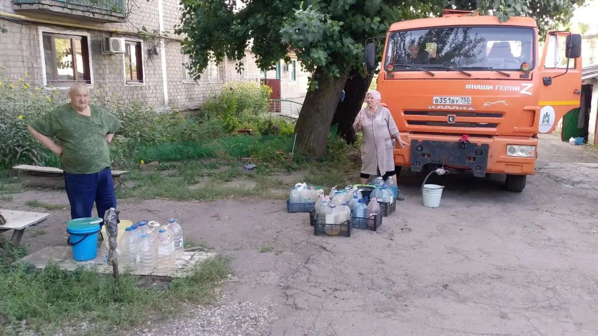 В Кировском внутригородском районе при поддержке региона-шефа Московская область продолжается подвоз воды для жителей домов, в которые в установленный графиком день не поступила вода В Кировском внутригородском районе при поддержке региона-шефа Московская область продолжается подвоз воды для жителей домов, в которые в установленный графиком день не поступила вода