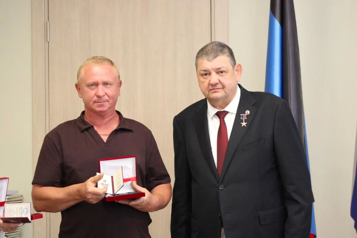 Иван Приходько: Сегодня, 4 сентября, в преддверии Дня города, мы чествуем горловчан, которые на протяжении многих лет ковали славу нашей малой Родины, создавали её трудовую историю, развивали промышленность, медицину... Иван Приходько: Сегодня, 4 сентября, в преддверии Дня города, мы чествуем горловчан, которые на протяжении многих лет ковали славу нашей малой Родины, создавали её трудовую историю, развивали промышленность, медицину...