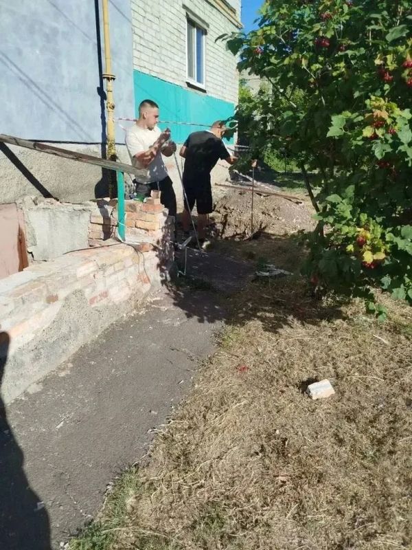 Нижегородские подрядчики находятся на финальном этапе обновления кровли дома в переулке Гагарина в Иловайске Нижегородские подрядчики находятся на финальном этапе обновления кровли дома в переулке Гагарина в Иловайске