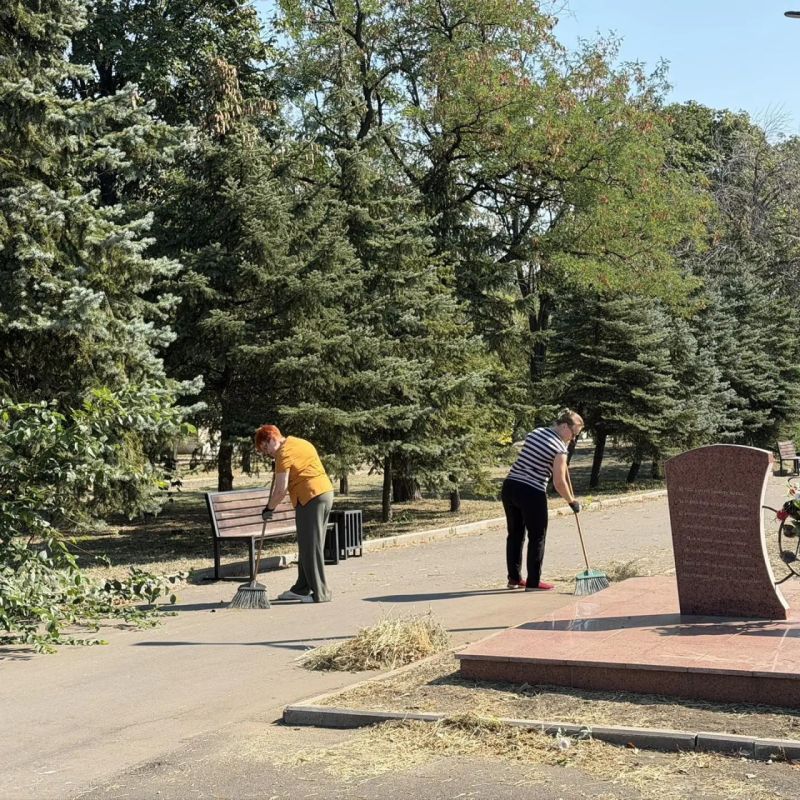 Кировчане привели в порядок территорию Аллеи Славы Кировчане привели в порядок территорию Аллеи Славы
