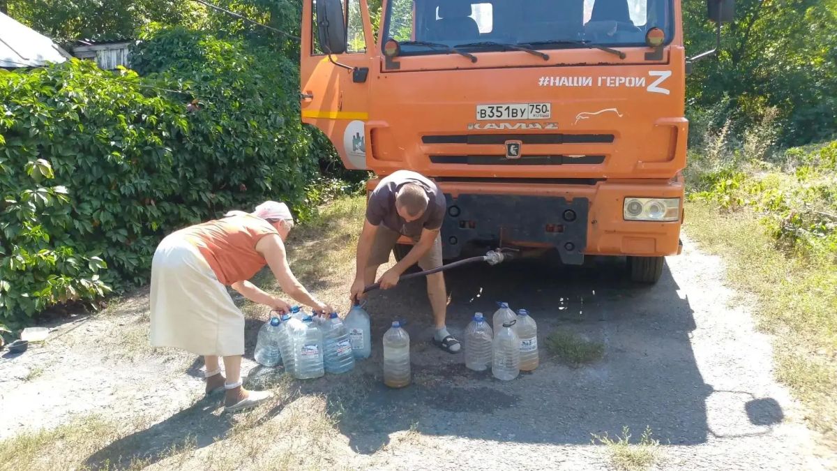 В Кировском внутригородском районе при поддержке региона-шефа Московская область продолжается подвоз воды для жителей домов, в которые в установленный графиком день не поступила вода В Кировском внутригородском районе при поддержке региона-шефа Московская область продолжается подвоз воды для жителей домов, в которые в установленный графиком день не поступила вода