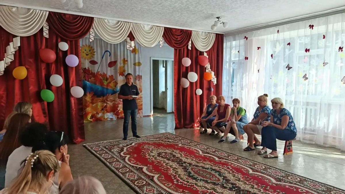 3 сентября депутат Макеевского городского совета Донецкой Народной Республики первого созыва Андрей Зотеев провел встречу с жителями Советского внутригородского района городского округа Макеевка в помещении Детского сада №... 3 сентября депутат Макеевского городского совета Донецкой Народной Республики первого созыва Андрей Зотеев провел встречу с жителями Советского внутригородского района городского округа Макеевка в помещении Детского сада №...