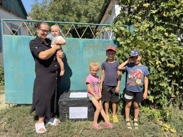 Семья из Волновахи получила гумпомощь от департамента экономики ЯНАО