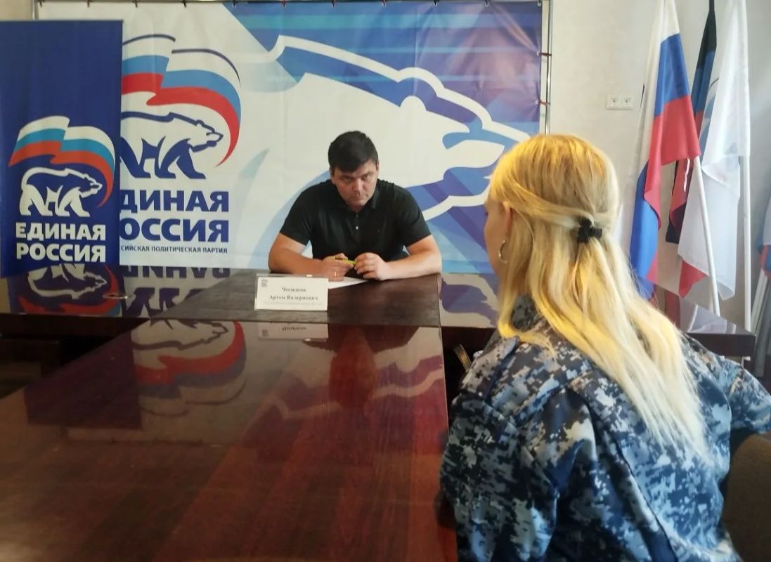 Состоялся прием граждан. Сегодня, 4 сентября, Глава муниципального образования городской округ Торез, секретарь местного отделения Партии Артем Чесноков провел прием граждан в общественной приемной Состоялся прием граждан. Сегодня, 4 сентября, Глава муниципального образования городской округ Торез, секретарь местного отделения Партии Артем Чесноков провел прием граждан в общественной приемной