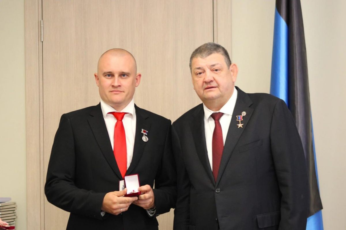 Иван Приходько: Сегодня, 4 сентября, в преддверии Дня города, мы чествуем горловчан, которые на протяжении многих лет ковали славу нашей малой Родины, создавали её трудовую историю, развивали промышленность, медицину... Иван Приходько: Сегодня, 4 сентября, в преддверии Дня города, мы чествуем горловчан, которые на протяжении многих лет ковали славу нашей малой Родины, создавали её трудовую историю, развивали промышленность, медицину...