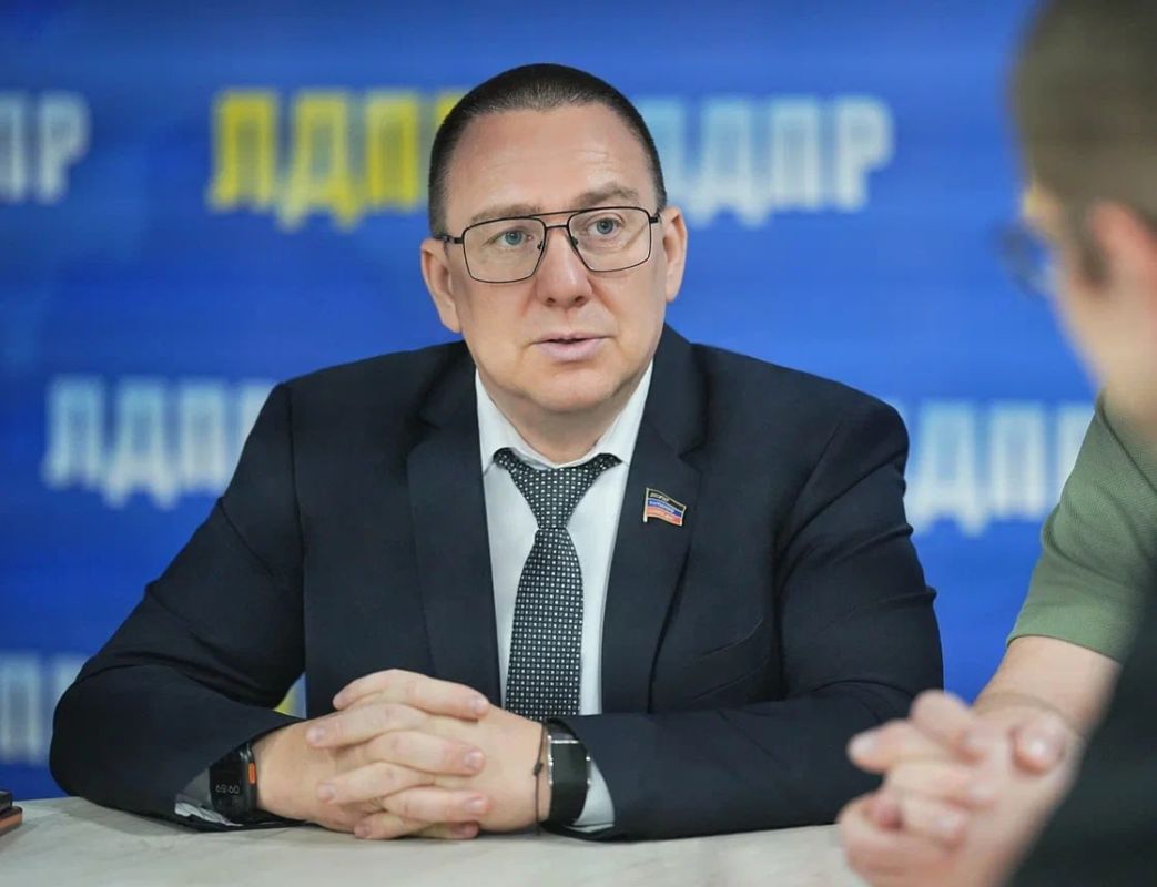 Андрей Крамар: На этой неделе вместе с Денисом Евгеньевичем Караяни встретились с Иваном Михайловичем Аничкиным – руководителем Межрегионального управления Росфинмониторинга по историческим регионам РФ. Обсудили... Андрей Крамар: На этой неделе вместе с Денисом Евгеньевичем Караяни встретились с Иваном Михайловичем Аничкиным – руководителем Межрегионального управления Росфинмониторинга по историческим регионам РФ. Обсудили...