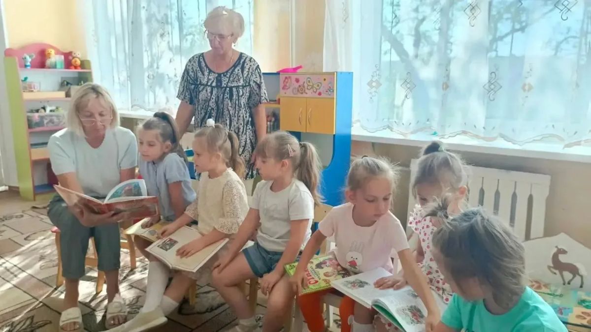 Сотрудники Зугрэсской библиотеки-филиала №3 провели мероприятие с детьми ГБДОУ «Детский сад № 6 посвященное Дню языков народов России «Слово, творящее мир» Сотрудники Зугрэсской библиотеки-филиала №3 провели мероприятие с детьми ГБДОУ «Детский сад № 6 посвященное Дню языков народов России «Слово, творящее мир»