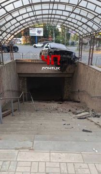 Иномарка чуть не заехала в подземный переход в центре Макеевки