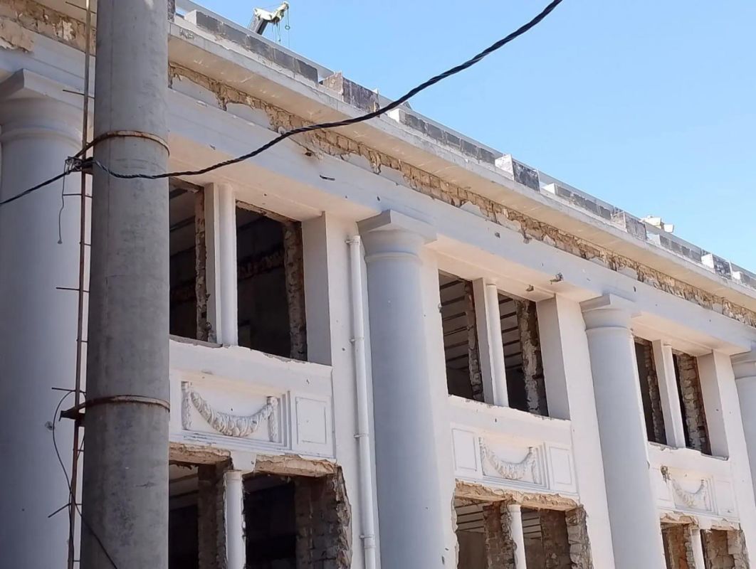 Ведется восстановление ДК «Строитель» на улице Азовстальской в г. Мариуполе Ведется восстановление ДК «Строитель» на улице Азовстальской в г. Мариуполе