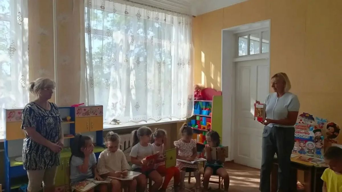 Сотрудники Зугрэсской библиотеки-филиала №3 провели мероприятие с детьми ГБДОУ «Детский сад № 6 посвященное Дню языков народов России «Слово, творящее мир» Сотрудники Зугрэсской библиотеки-филиала №3 провели мероприятие с детьми ГБДОУ «Детский сад № 6 посвященное Дню языков народов России «Слово, творящее мир»