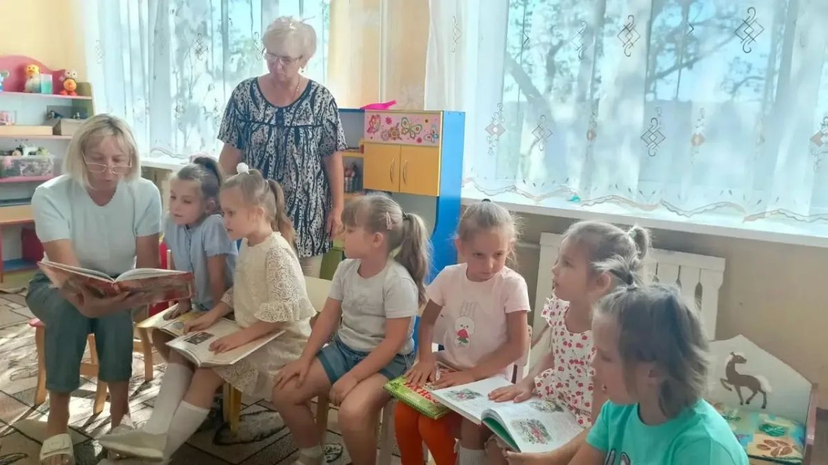 Сотрудники Зугрэсской библиотеки-филиала №3 провели мероприятие с детьми ГБДОУ «Детский сад № 6 посвященное Дню языков народов России «Слово, творящее мир»