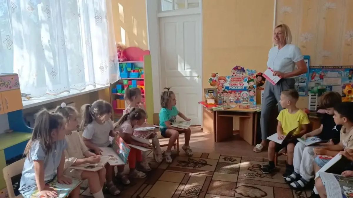 Сотрудники Зугрэсской библиотеки-филиала №3 провели мероприятие с детьми ГБДОУ «Детский сад № 6 посвященное Дню языков народов России «Слово, творящее мир» Сотрудники Зугрэсской библиотеки-филиала №3 провели мероприятие с детьми ГБДОУ «Детский сад № 6 посвященное Дню языков народов России «Слово, творящее мир»