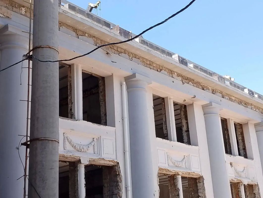 Ведется восстановление ДК «Строитель» на улице Азовстальской в г. Мариуполе Ведется восстановление ДК «Строитель» на улице Азовстальской в г. Мариуполе