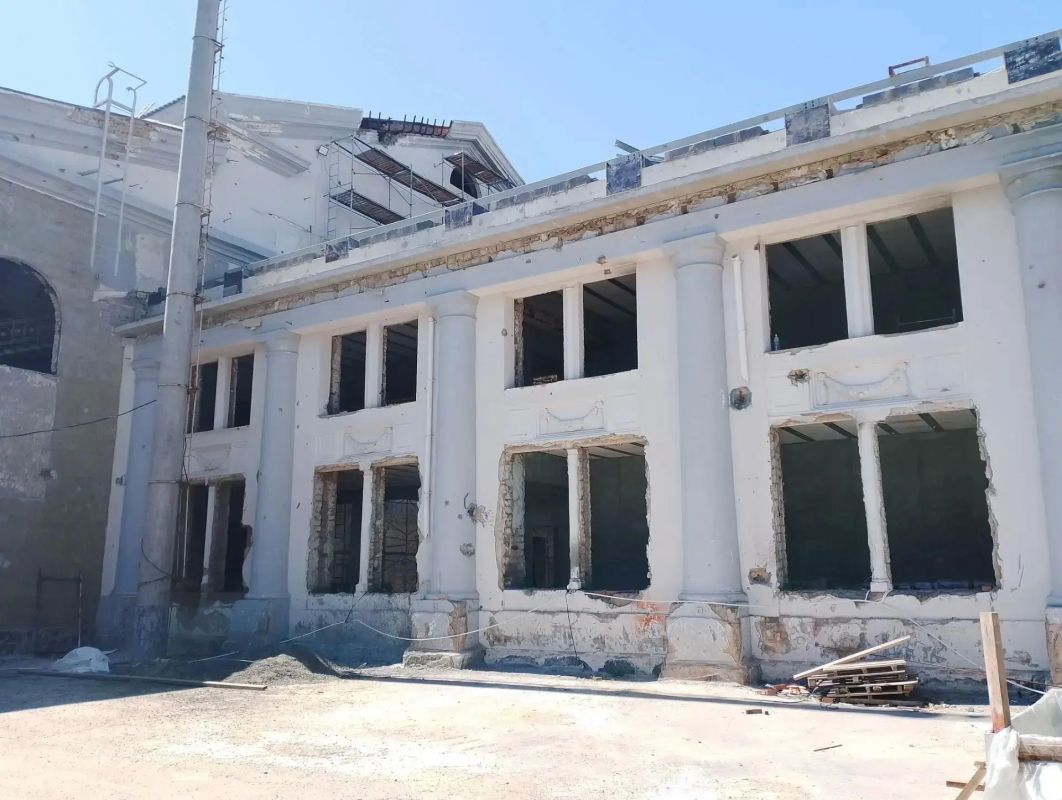 Ведется восстановление ДК «Строитель» на улице Азовстальской в г. Мариуполе Ведется восстановление ДК «Строитель» на улице Азовстальской в г. Мариуполе