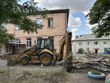 Специалисты из Сахалинской области благоустраивают территорию детского сада №9 в Шахтёрске