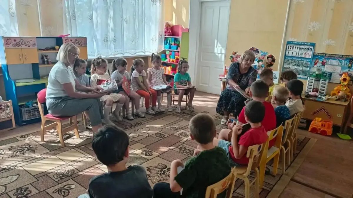 Сотрудники Зугрэсской библиотеки-филиала №3 провели мероприятие с детьми ГБДОУ «Детский сад № 6 посвященное Дню языков народов России «Слово, творящее мир» Сотрудники Зугрэсской библиотеки-филиала №3 провели мероприятие с детьми ГБДОУ «Детский сад № 6 посвященное Дню языков народов России «Слово, творящее мир»