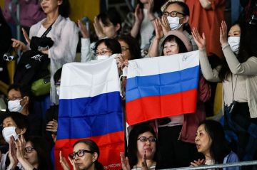 Японские болельщики развернули флаг России на соревнованиях фигуристов в Токио