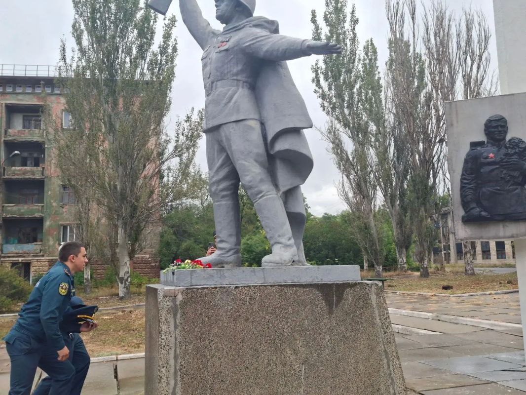Сегодня, 6 сентября, в Кировском внутригородском районе, в состоялось возложение цветов, посвященное Дню освобождения Макеевки от немецко-фашистских захватчиков Сегодня, 6 сентября, в Кировском внутригородском районе, в состоялось возложение цветов, посвященное Дню освобождения Макеевки от немецко-фашистских захватчиков