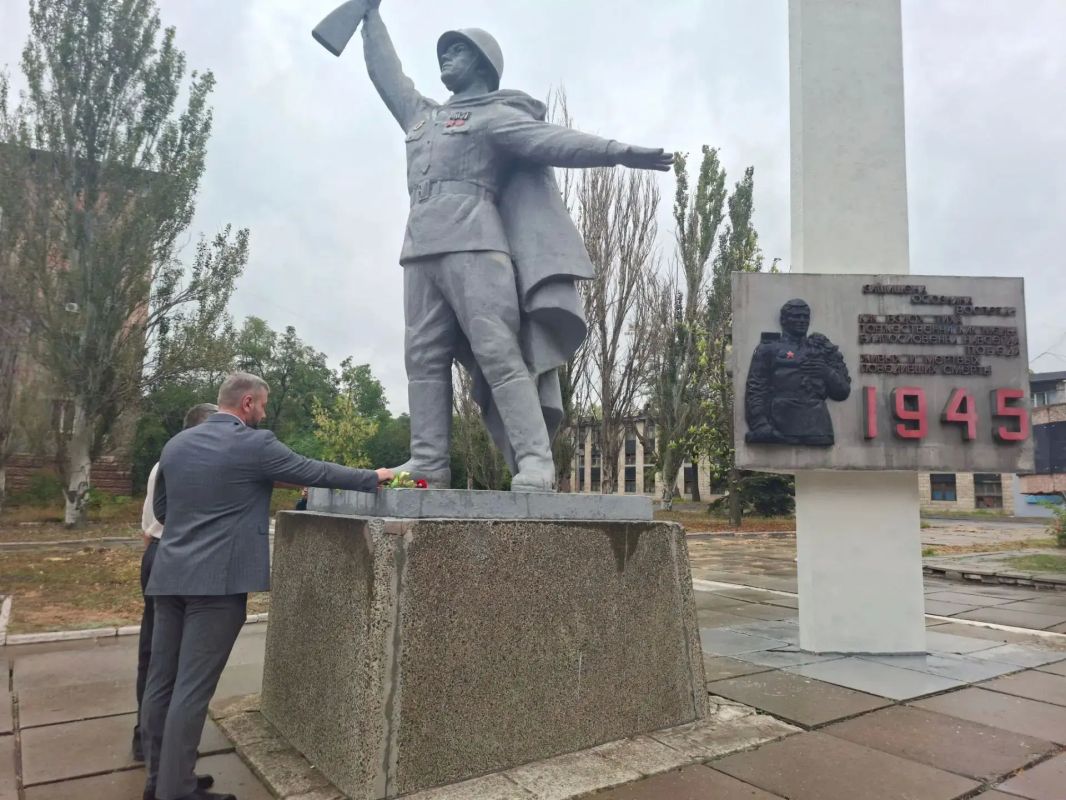 Сегодня, 6 сентября, в Кировском внутригородском районе, в состоялось возложение цветов, посвященное Дню освобождения Макеевки от немецко-фашистских захватчиков Сегодня, 6 сентября, в Кировском внутригородском районе, в состоялось возложение цветов, посвященное Дню освобождения Макеевки от немецко-фашистских захватчиков
