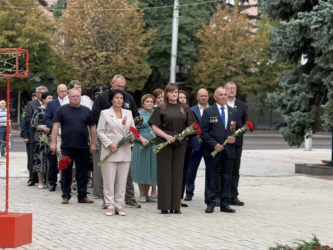 Подвожу итоги недели.. 1 сентября прозвенел первый звонок для наших детей. Особенным этот день стал для посёлка Ханженково-Северный — там после обновления открылась школа № 1. Провели приём граждан. Вопросы разные — от... Подвожу итоги недели.. 1 сентября прозвенел первый звонок для наших детей. Особенным этот день стал для посёлка Ханженково-Северный — там после обновления открылась школа № 1. Провели приём граждан. Вопросы разные — от...
