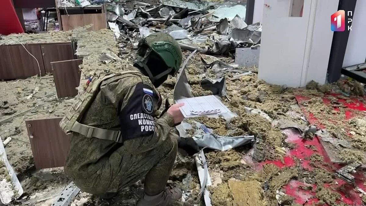 Следователями Следственного комитета Российской Федерации в настоящее время производится осмотр и фиксация последствий вооруженной атаки со стороны вооруженных формирований Украины на торговый центр в Центрально-городском...