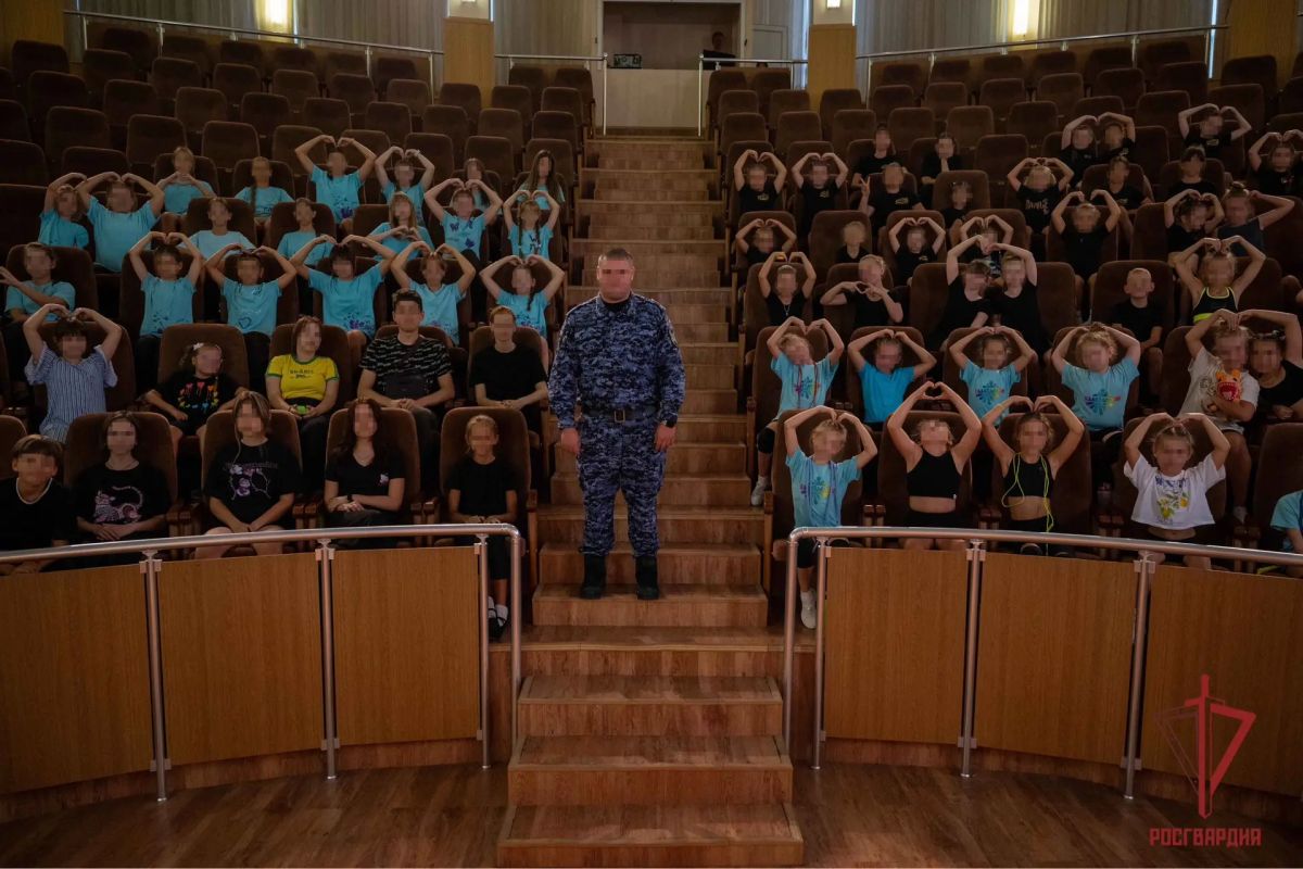 Сотрудники Главного управления Росгвардии по ДНР провели в региональной столице для подрастающего поколения занятие на тему «Безопасное поведение: как вести себя в экстренных ситуациях» Сотрудники Главного управления Росгвардии по ДНР провели в региональной столице для подрастающего поколения занятие на тему «Безопасное поведение: как вести себя в экстренных ситуациях»