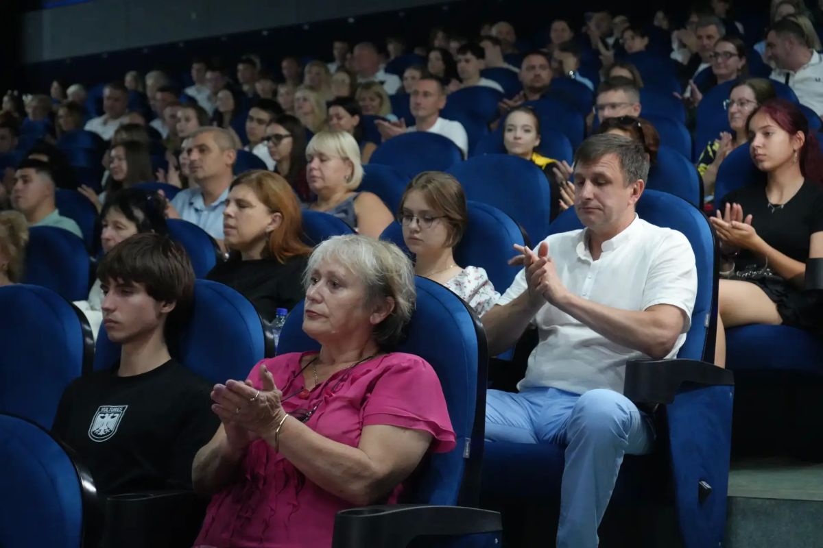 Михаил Желтяков: В Донецке состоялся специальный показ драматического сериала «Марик», в котором приняли участие Глава Донецкой Народной Республики Денис Пушилин, заместитель Председателя Правительства Кирилл Макаров... Михаил Желтяков: В Донецке состоялся специальный показ драматического сериала «Марик», в котором приняли участие Глава Донецкой Народной Республики Денис Пушилин, заместитель Председателя Правительства Кирилл Макаров...