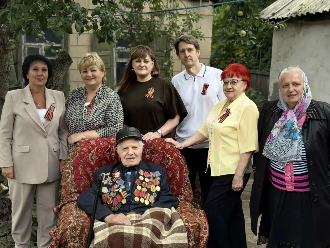 Подвожу итоги недели.. 1 сентября прозвенел первый звонок для наших детей. Особенным этот день стал для посёлка Ханженково-Северный — там после обновления открылась школа № 1. Провели приём граждан. Вопросы разные — от... Подвожу итоги недели.. 1 сентября прозвенел первый звонок для наших детей. Особенным этот день стал для посёлка Ханженково-Северный — там после обновления открылась школа № 1. Провели приём граждан. Вопросы разные — от...