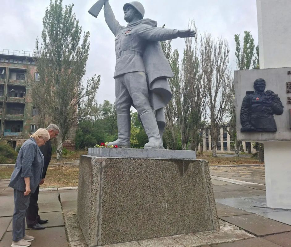 Сегодня, 6 сентября, в Кировском внутригородском районе, в состоялось возложение цветов, посвященное Дню освобождения Макеевки от немецко-фашистских захватчиков Сегодня, 6 сентября, в Кировском внутригородском районе, в состоялось возложение цветов, посвященное Дню освобождения Макеевки от немецко-фашистских захватчиков