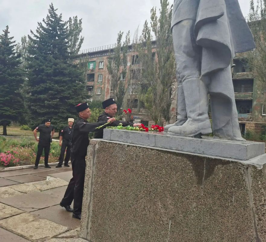 Сегодня, 6 сентября, в Кировском внутригородском районе, в состоялось возложение цветов, посвященное Дню освобождения Макеевки от немецко-фашистских захватчиков Сегодня, 6 сентября, в Кировском внутригородском районе, в состоялось возложение цветов, посвященное Дню освобождения Макеевки от немецко-фашистских захватчиков