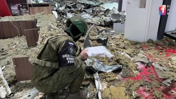 Следователями Следственного комитета Российской Федерации в настоящее время производится осмотр и фиксация последствий вооруженной атаки со стороны вооруженных формирований Украины на торговый центр в Центрально-городском...