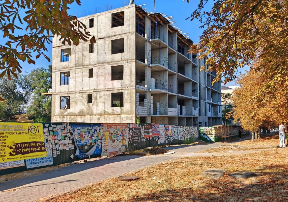 Мариуполь. На заборах завал с объявлениями Мариуполь. На заборах завал с объявлениями