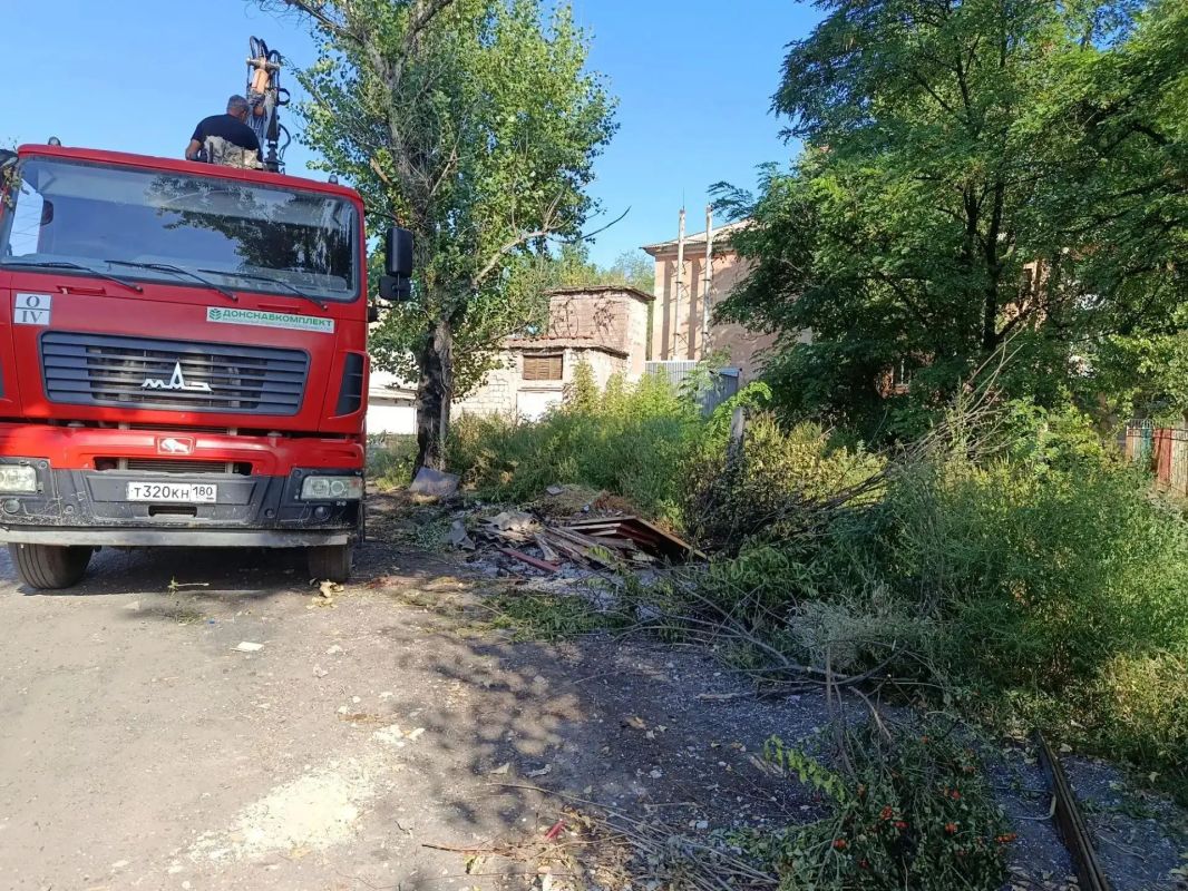 4 сентября, с целью приведения территории в надлежащее санитарное состояние в Кировском внутригородском районе силами Макеевского филиала ГУП ДНР «Донснабкомплект» выполнены работы по вывозу накоплений мусора на контейнерных... 4 сентября, с целью приведения территории в надлежащее санитарное состояние в Кировском внутригородском районе силами Макеевского филиала ГУП ДНР «Донснабкомплект» выполнены работы по вывозу накоплений мусора на контейнерных...