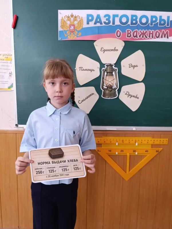 В школах Кировского прошли занятия проекта «Разговоры о важном» В школах Кировского прошли занятия проекта «Разговоры о важном»