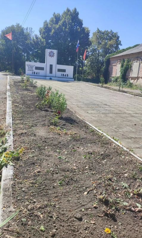 В Советском внутригородском районе городского округа Макеевка активисты Единой России приняли участие в акции «Чистый обелиск» В Советском внутригородском районе городского округа Макеевка активисты Единой России приняли участие в акции «Чистый обелиск»