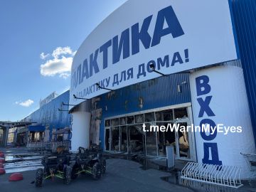 Последствия прилета ударных БПЛА по ТЦ Галактика в Мариуполе сегодня утром