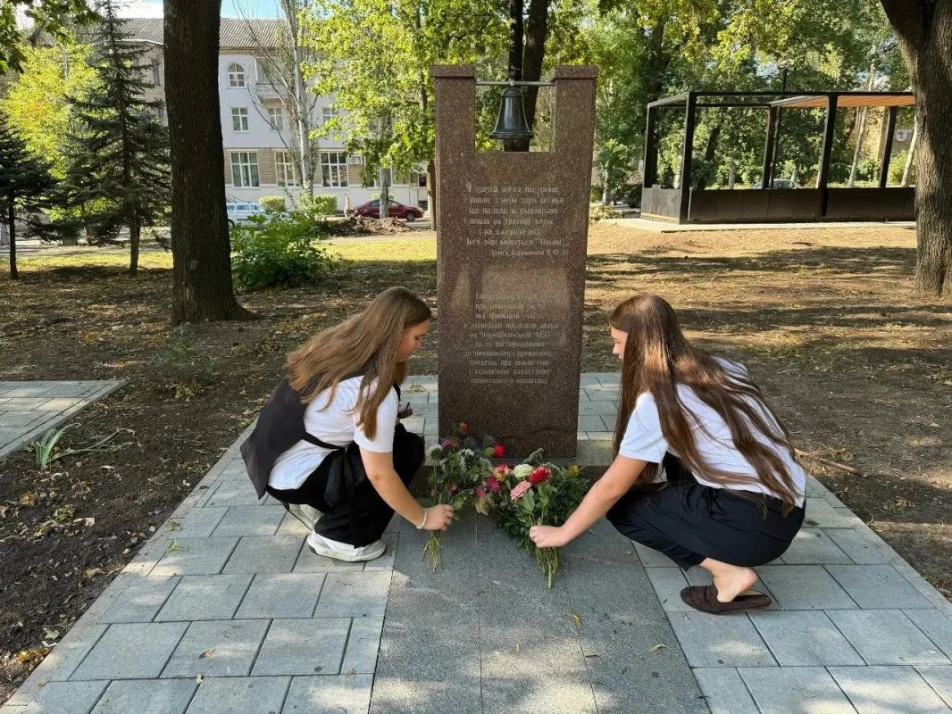 7 сентября ученики ГБОУ «Лицей «Спектр» г.о. Торез» приняли участие в акции «Память поколений» и почтили подвиг ликвидаторов в честь 40-летия Чернобыльской аварии 7 сентября ученики ГБОУ «Лицей «Спектр» г.о. Торез» приняли участие в акции «Память поколений» и почтили подвиг ликвидаторов в честь 40-летия Чернобыльской аварии