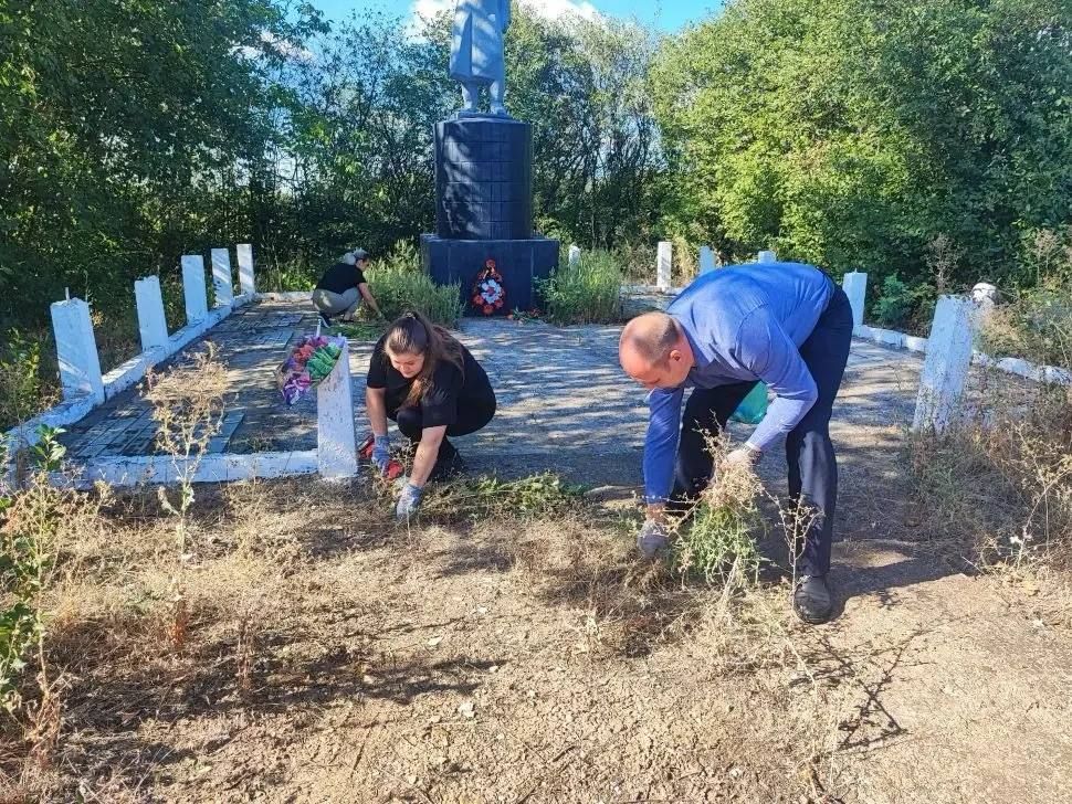 В преддверии Дня освобождения Донбасса и в рамках проекта «Малые добрые дела» представители Моспинского территориального управления администрации г.о. Донецк осуществили уборку территорий возле памятников и Братских могил В преддверии Дня освобождения Донбасса и в рамках проекта «Малые добрые дела» представители Моспинского территориального управления администрации г.о. Донецк осуществили уборку территорий возле памятников и Братских могил
