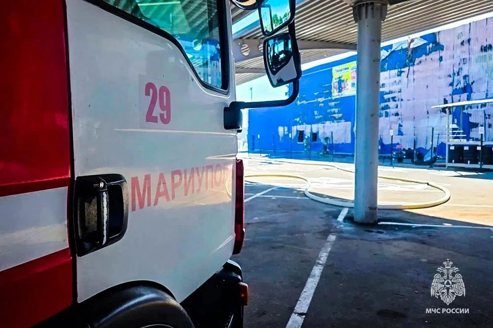 В Мариуполе сотрудники МЧС России ликвидировали открытое горение в торговом центре из-за удара БПЛА В Мариуполе сотрудники МЧС России ликвидировали открытое горение в торговом центре из-за удара БПЛА